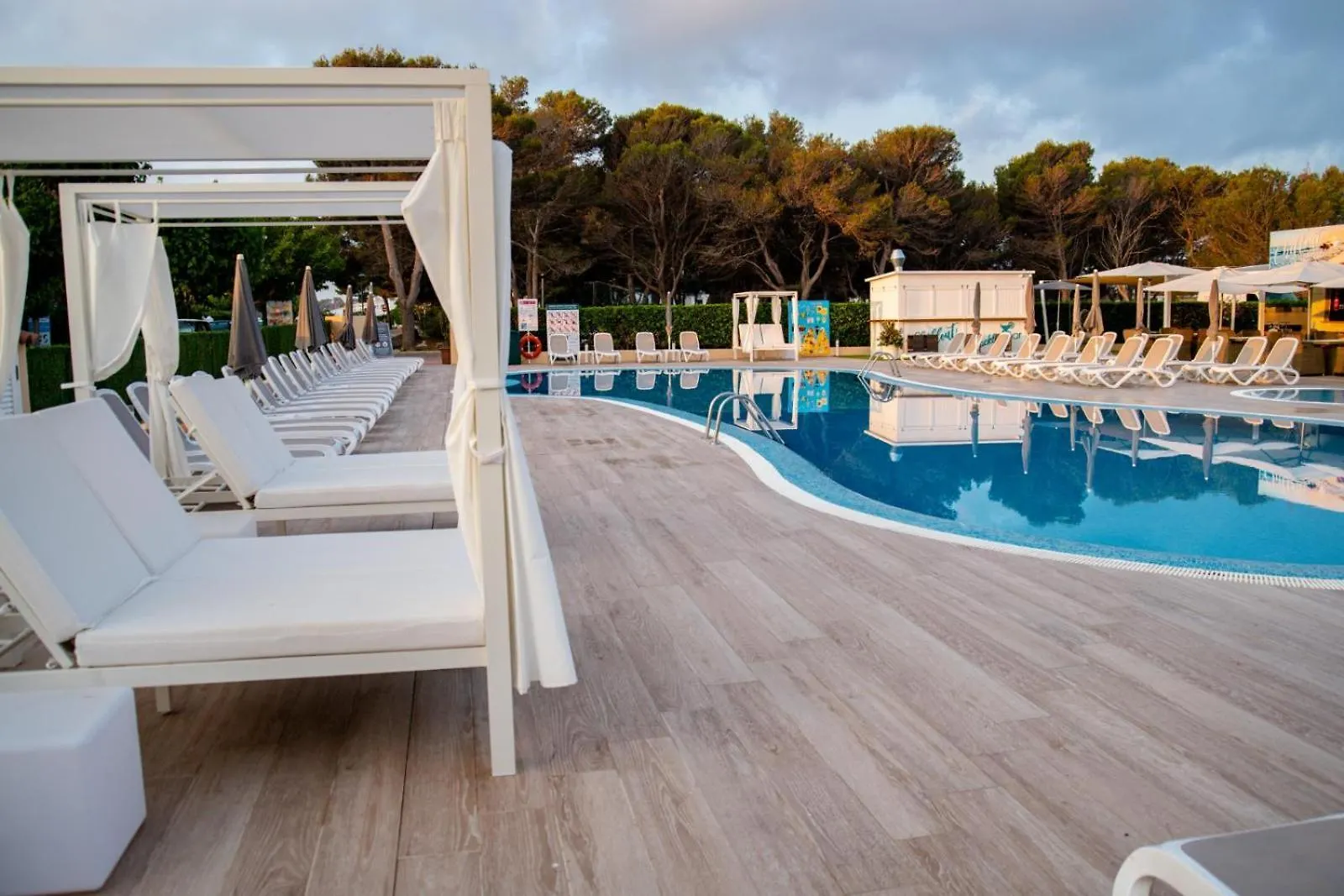 Apartamentos Maribel Cala Blanca  Cala Blanca (Menorca)